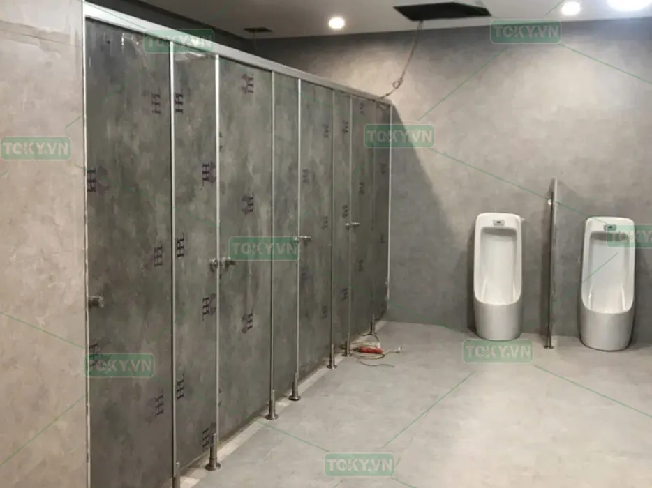 Vách ngăn vệ sinh Compact HPL cho Tòa nhà Golden Palace