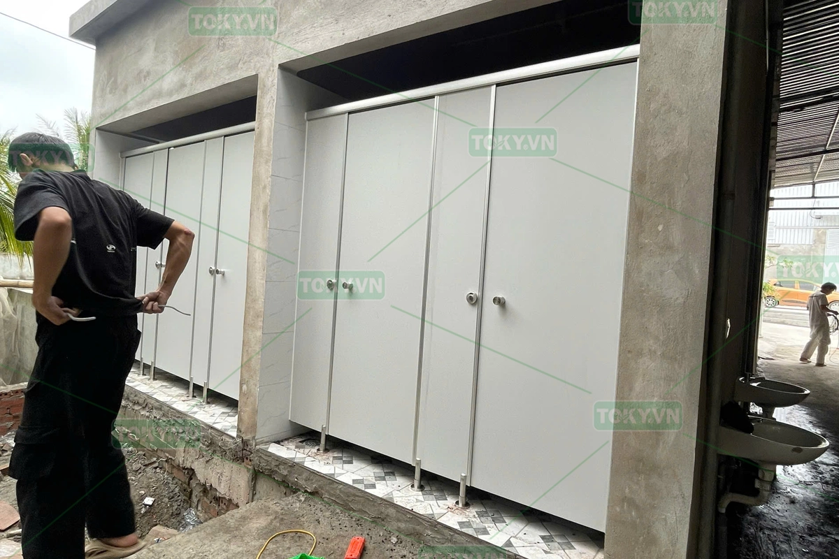 Vách ngăn vệ sinh tại nhà xưởng cho thuê Tiền Hải – Thái Bình
