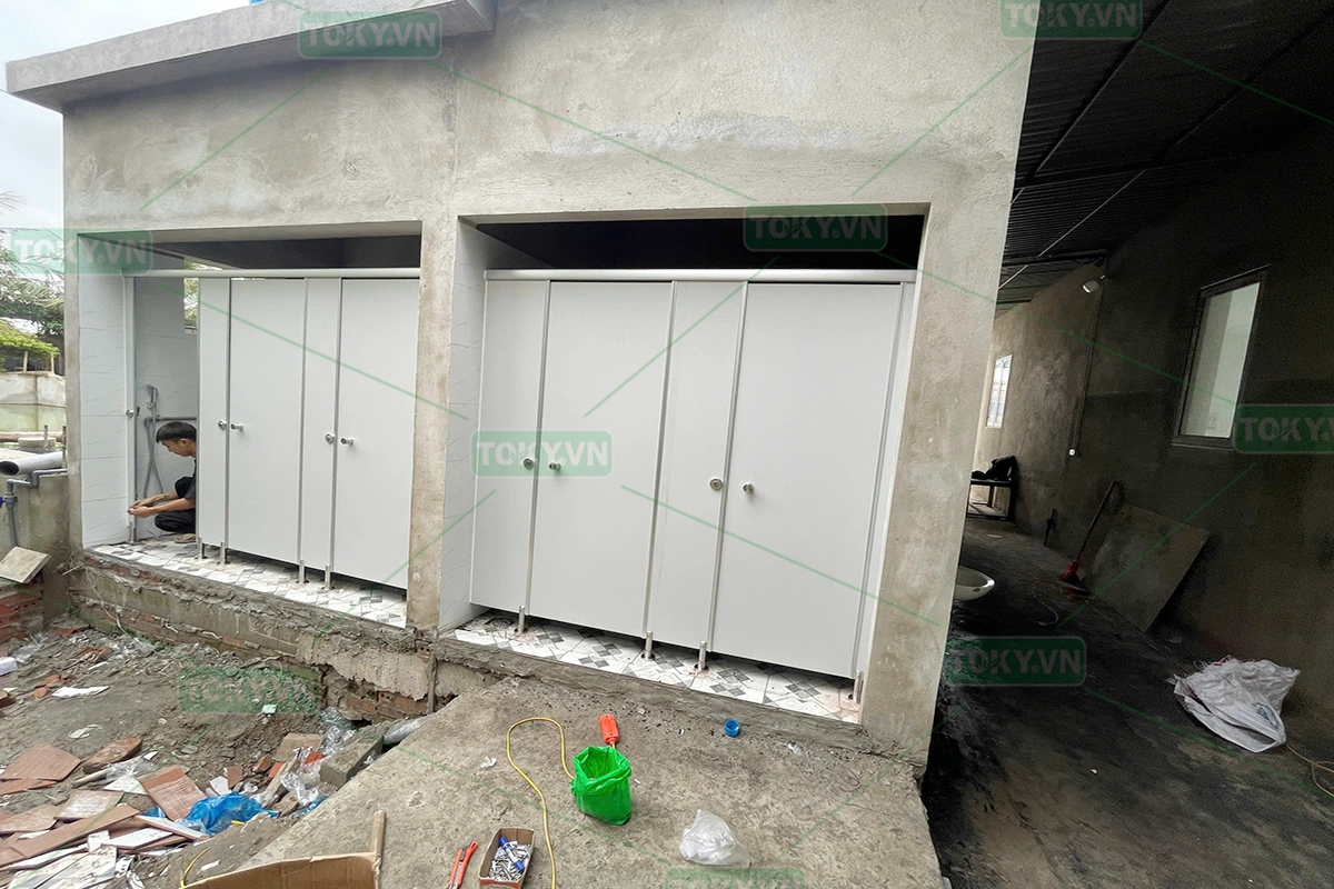 Vách ngăn vệ sinh tại nhà xưởng cho thuê Tiền Hải – Thái Bình