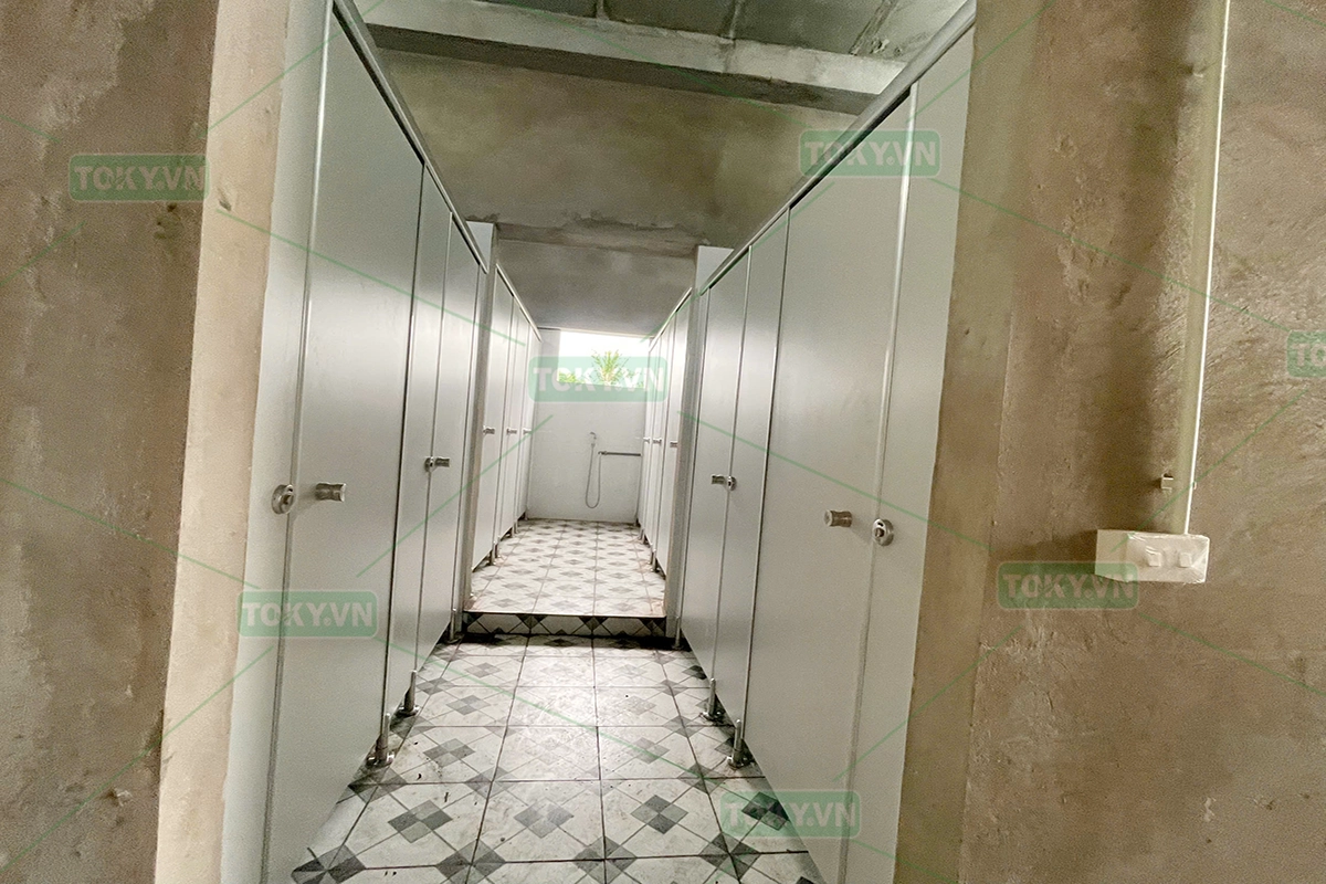 Vách ngăn vệ sinh tại nhà xưởng cho thuê Tiền Hải – Thái Bình