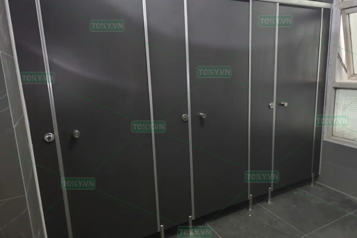 Hoàn thiện 120m2 vách ngăn vệ sinh Chi nhánh Vietinbank 27 Lê Văn Lương