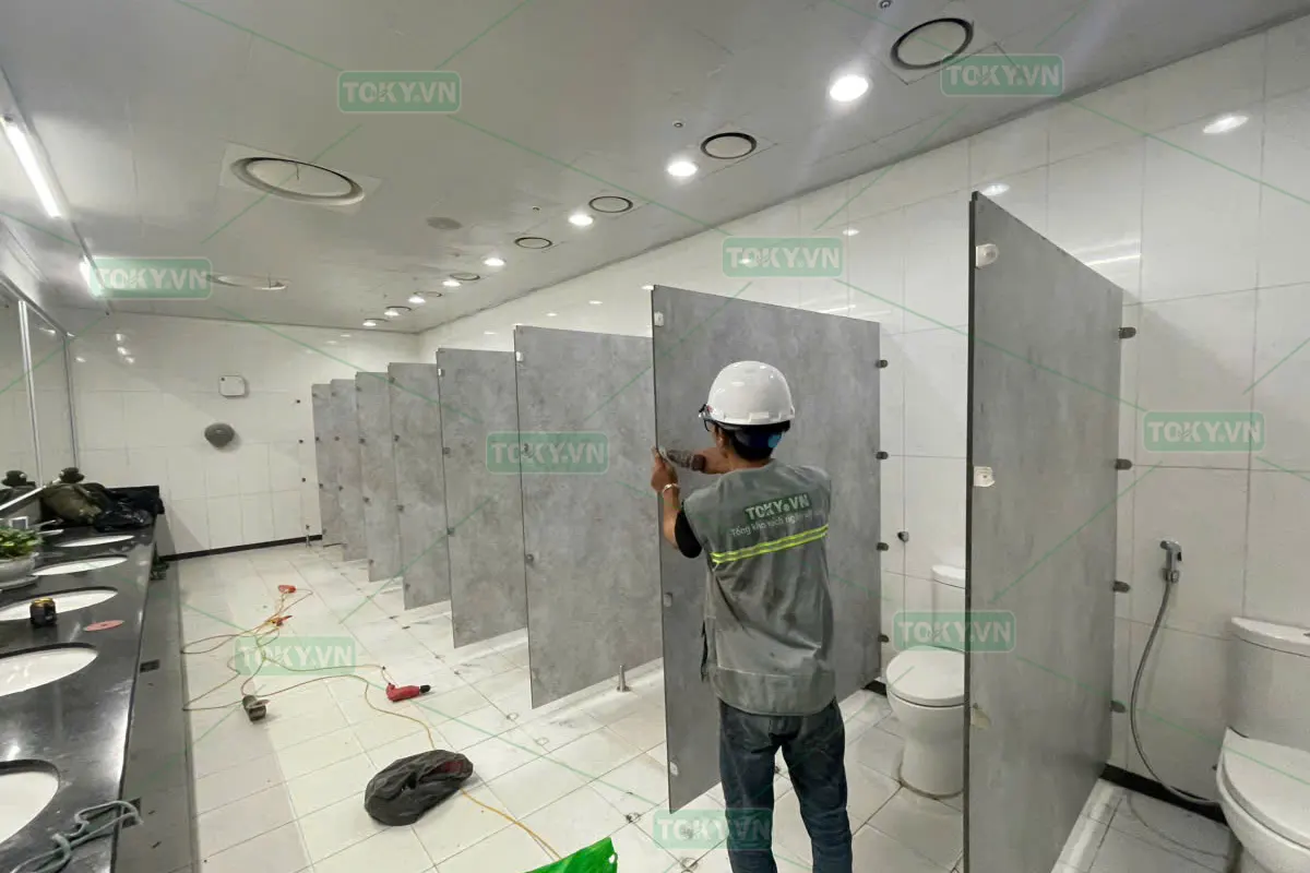 Cải tạo thay mới vách ngăn vệ sinh Compact nhà máy Hyundai Kefico Việt Nam
