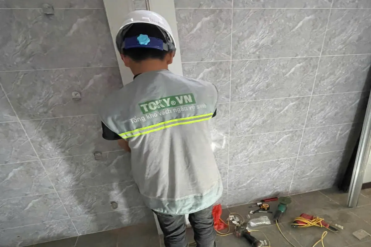 TOKY hoàn thiện vách ngăn vệ sinh cho Đảng ủy Phường Phú Thượng