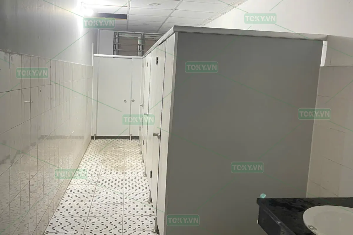 Toky hoàn thiện vách ngăn vệ sinh cho Trường cao đẳng Bách Nghệ Hà Nội