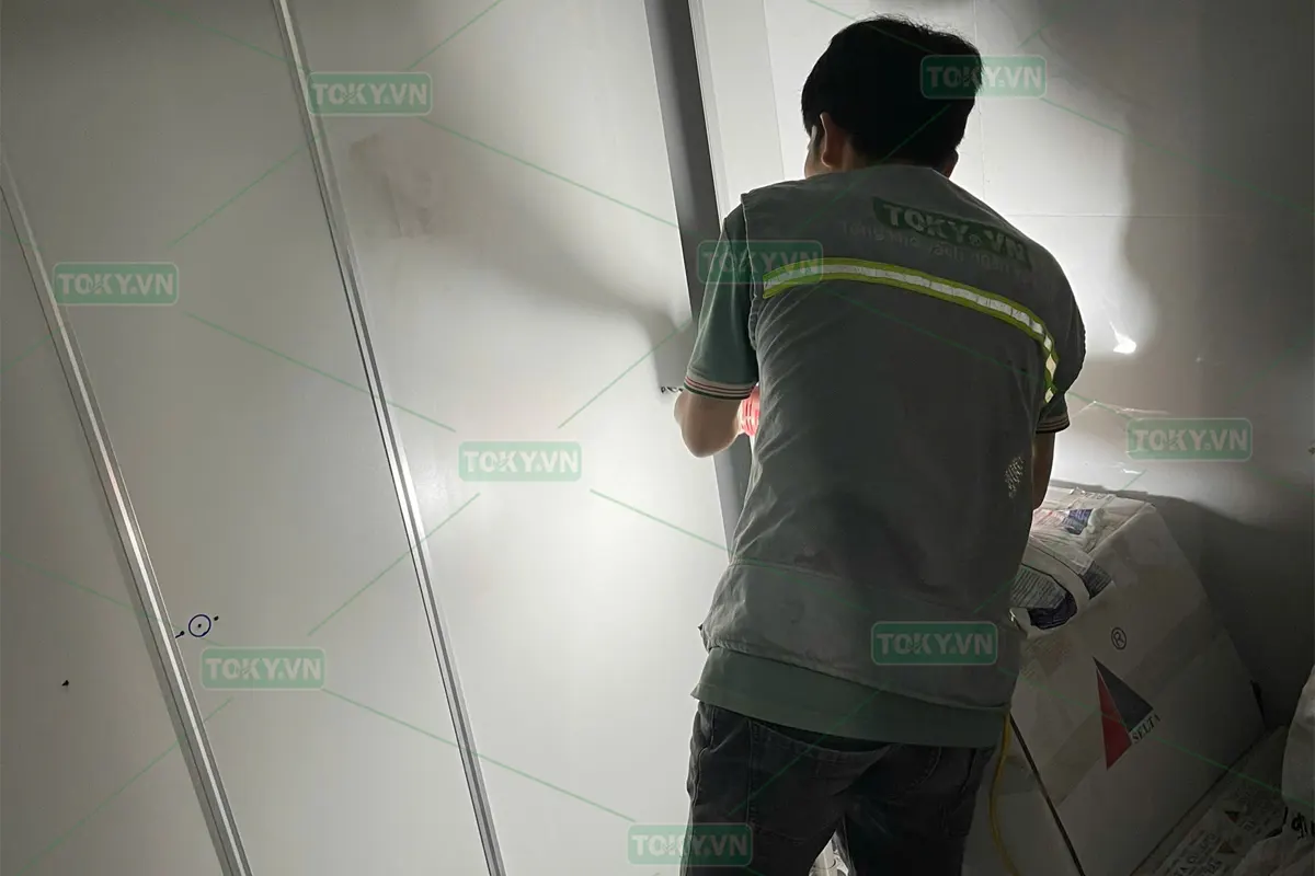 TOKY hoàn thiện vách ngăn vệ sinh compact cho Biệt thự tại đê Bát Tràng