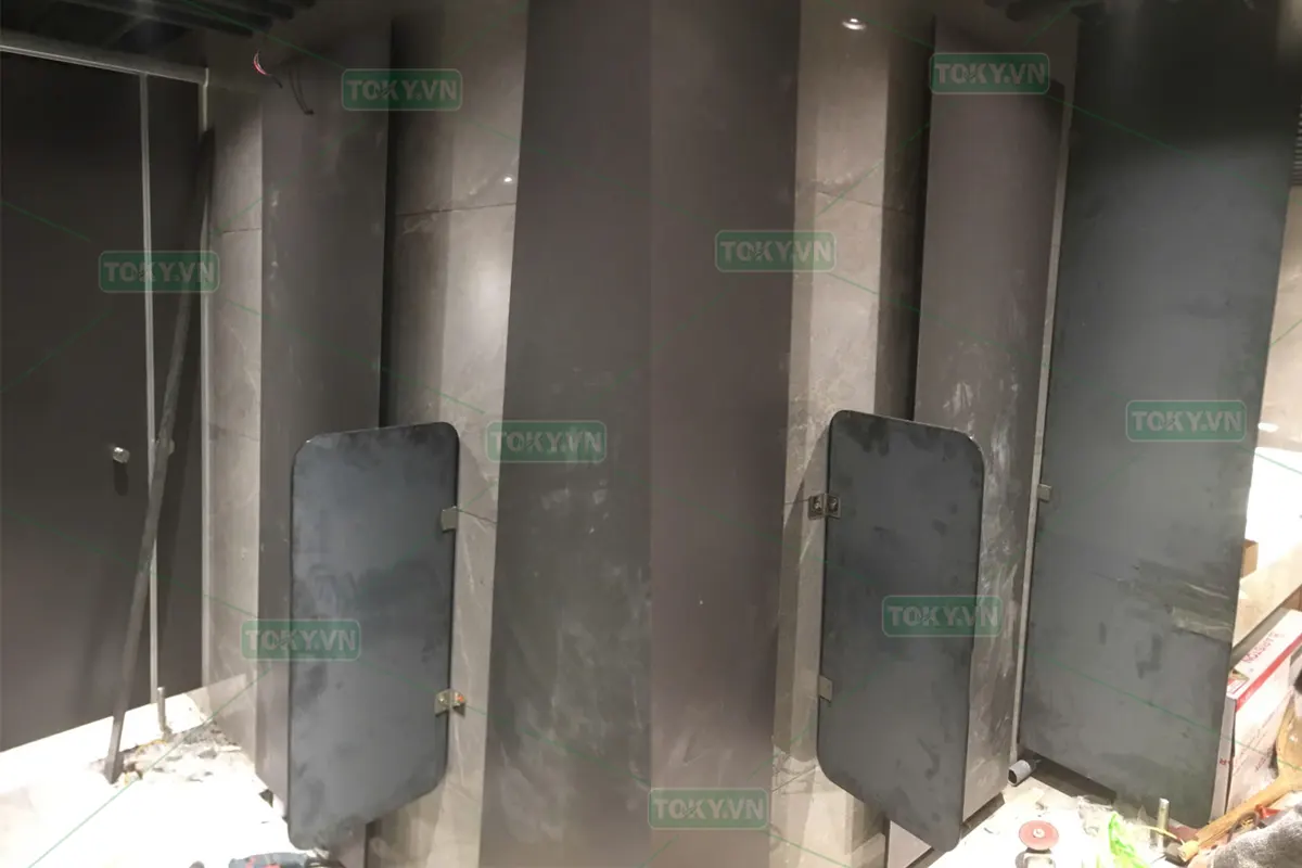 TOKY hoàn thiện vách ngăn vệ sinh Tòa nhà VietinBank – 108 Trần Hưng Đạo