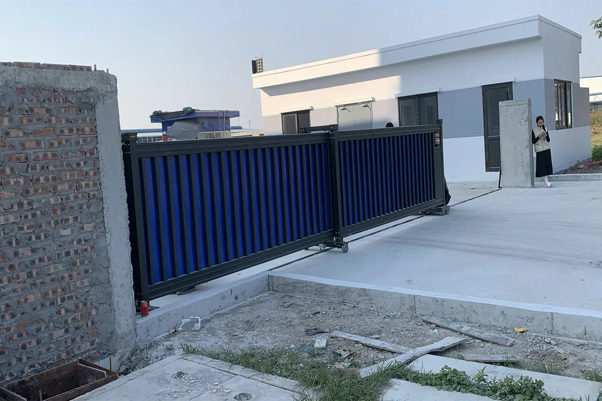 Vách ngăn vệ sinh tấm Compact cho Nhà máy Sản xuất Thiết bị nâng hạ – cẩu trục – kết cấu thép