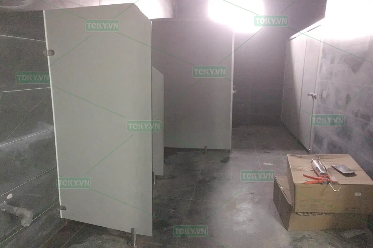 TOKY hoàn thiện 300m² vách ngăn vệ sinh Compact HPL cho nhà máy Credible Việt Nam