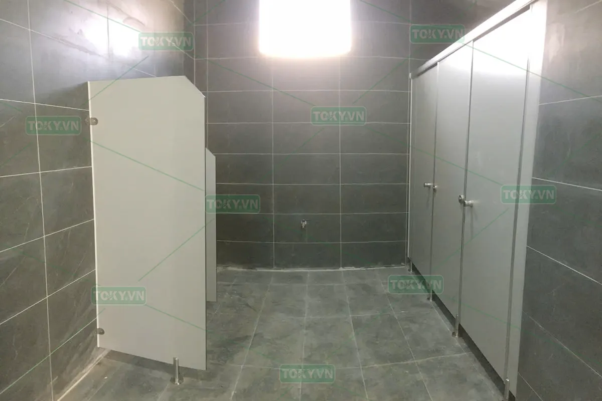 TOKY hoàn thiện 300m² vách ngăn vệ sinh Compact HPL cho nhà máy Credible Việt Nam