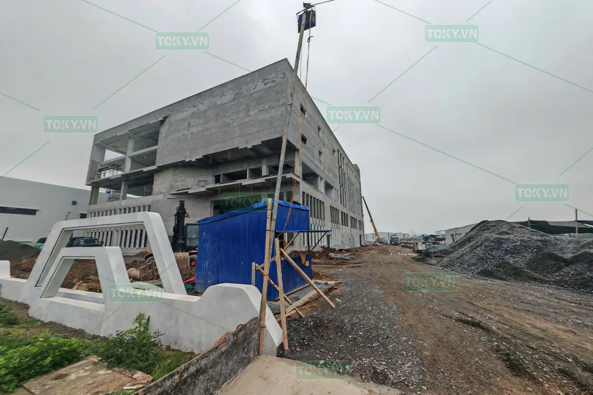 350m² vách ngăn vệ sinh nhà máy Biene – Bài toán thi công thực tế và cách TOKY triển khai