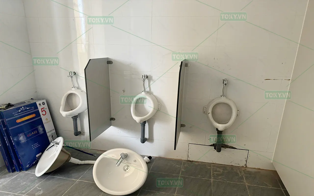 TOKY hoàn thiện đợt 2 vách ngăn vệ sinh Trường THCS Lạc Viên 200m2