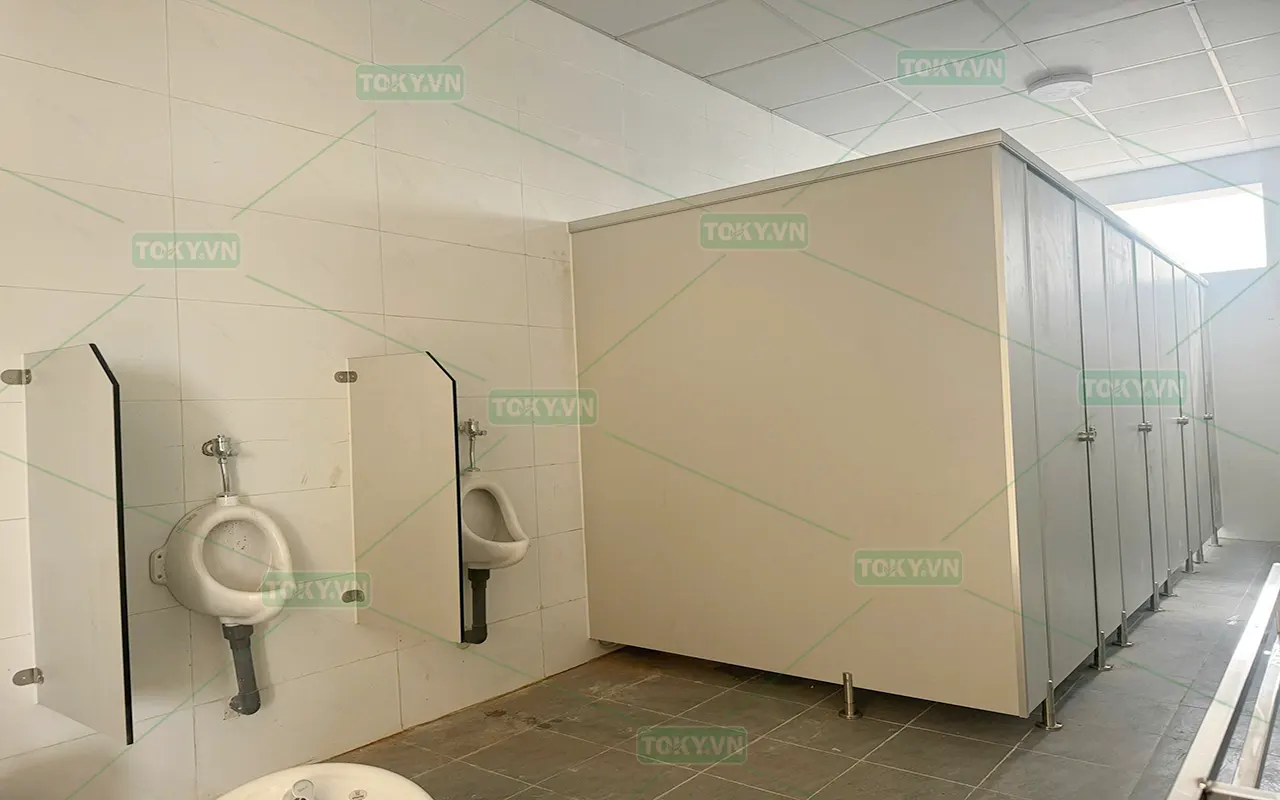 TOKY hoàn thiện đợt 2 vách ngăn vệ sinh Trường THCS Lạc Viên 200m2