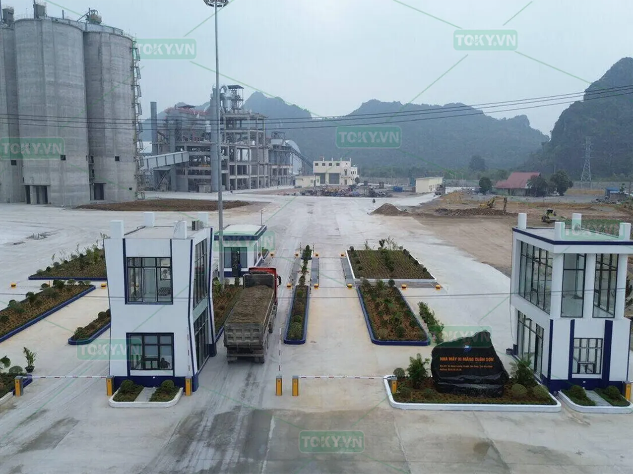 TOKY hoàn thiện 200m2 vách ngăn vệ sinh Compact cho Nhà máy Xi măng Xuân Sơn