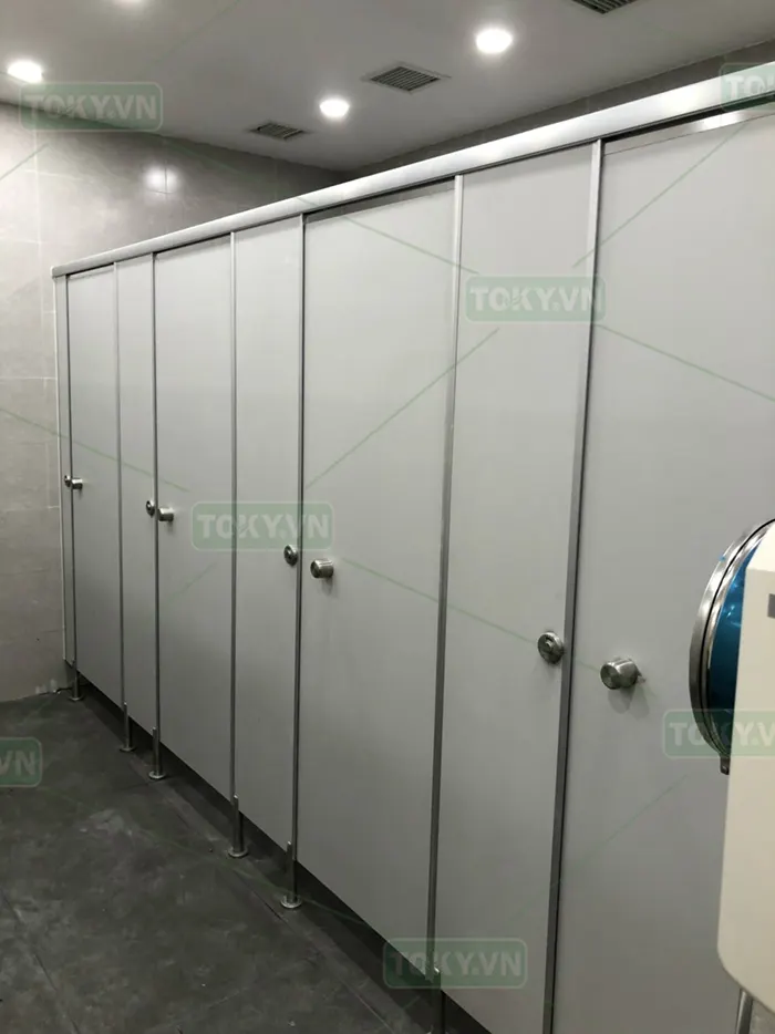 Vách ngăn vệ sinh Compact HPL có bị giòn theo thời gian không? Góc nhìn chuyên gia 1 Vách ngăn vệ sinh Compact HPL có bị giòn theo thời gian không? Góc nhìn chuyên gia