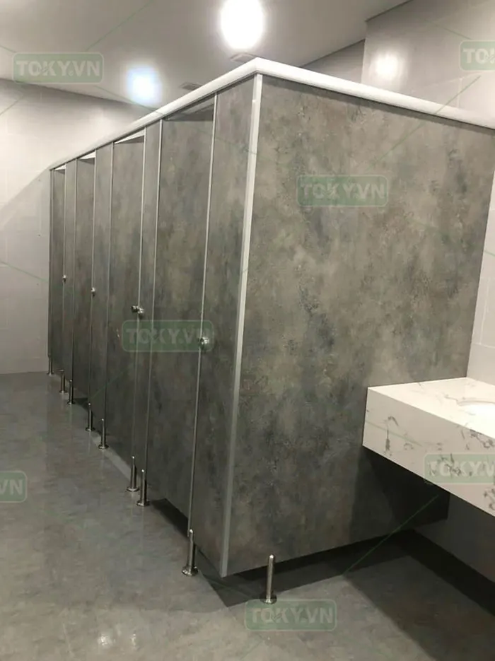 Vách ngăn vệ sinh Compact HPL có bị giòn theo thời gian không? Góc nhìn chuyên gia 2 Vách ngăn vệ sinh Compact HPL có bị giòn theo thời gian không? Góc nhìn chuyên gia