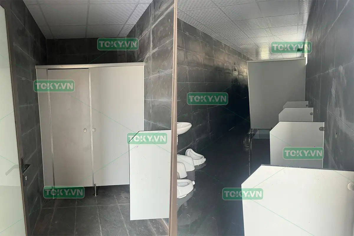 Toky hoàn thiện 150m2 thi công vách ngăn vệ sinh tại cụm CN Khánh Thượng