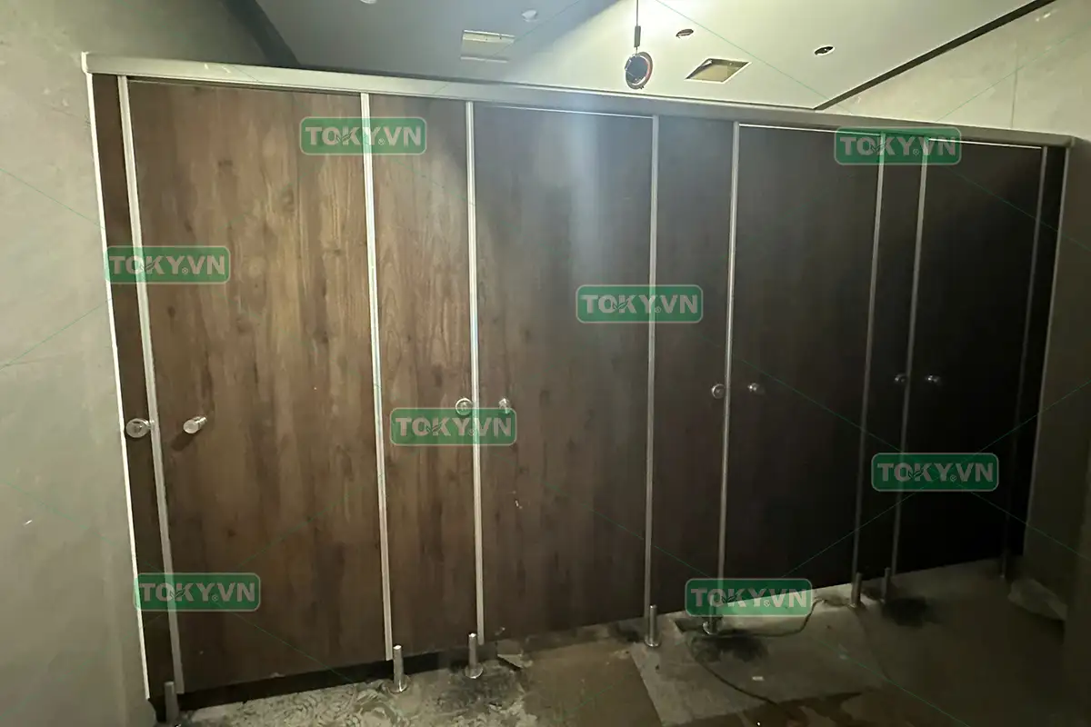 Toky thi công vách ngăn vệ sinh đợt 1 tại Tòa nhà Golden Place