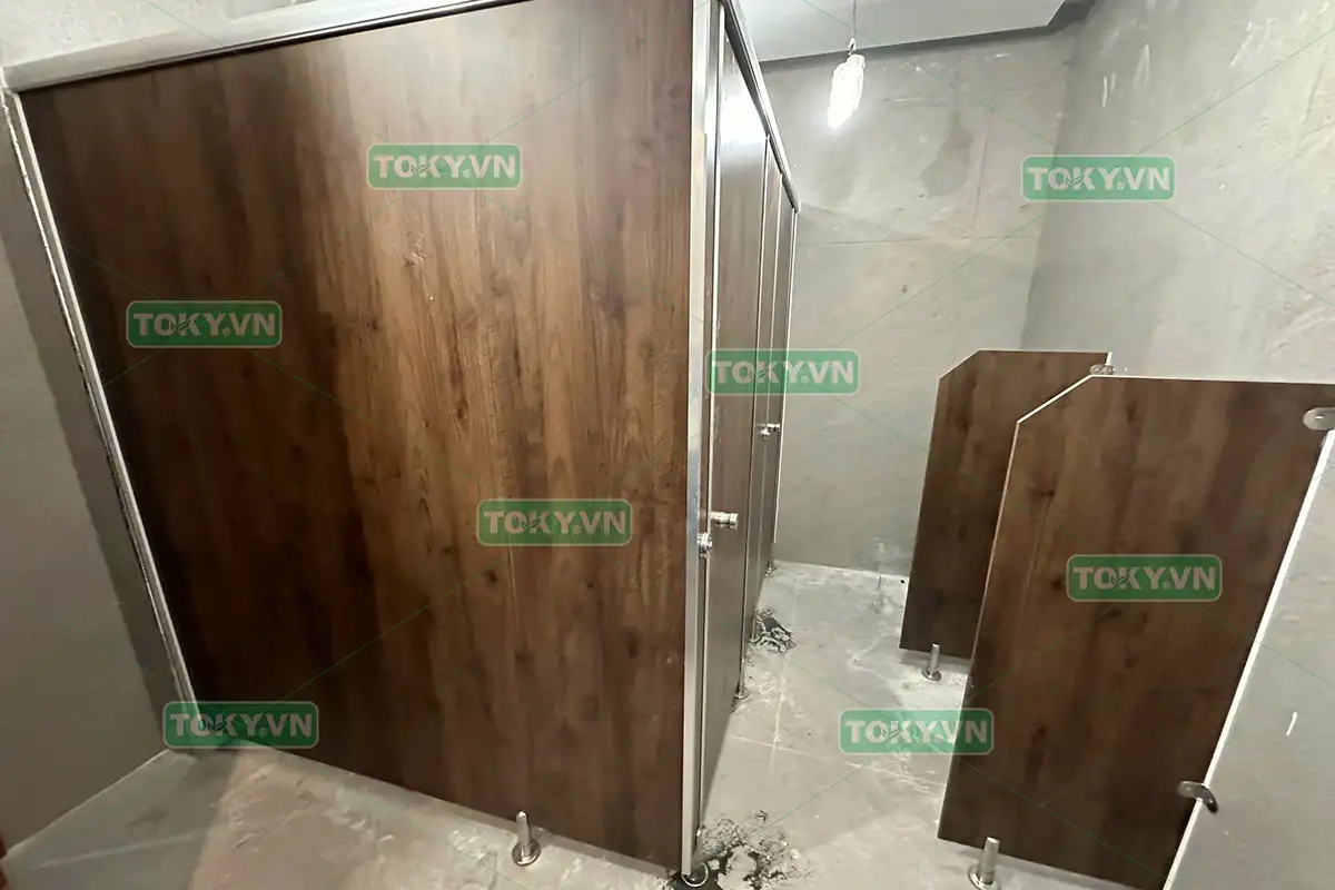 Toky thi công vách ngăn vệ sinh đợt 1 tại Tòa nhà Golden Place