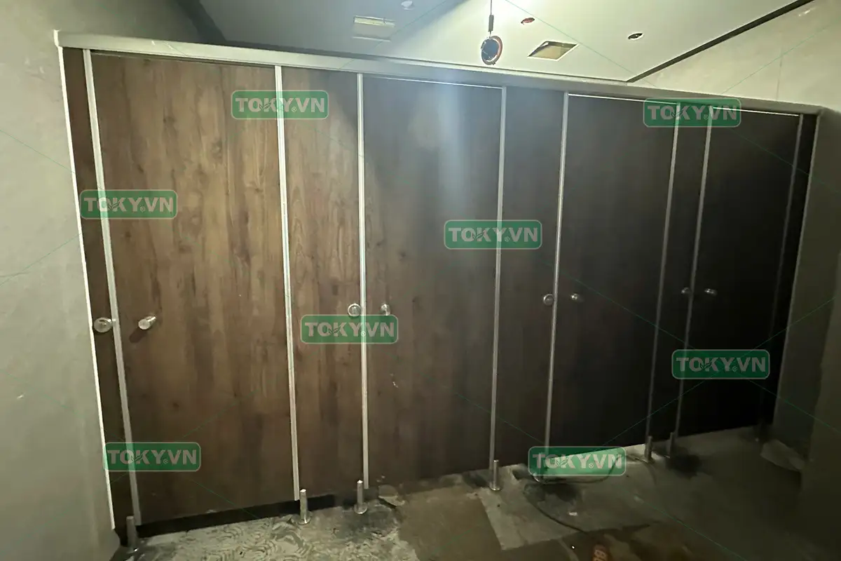 Toky thi công vách ngăn vệ sinh đợt 1 tại Tòa nhà Golden Place