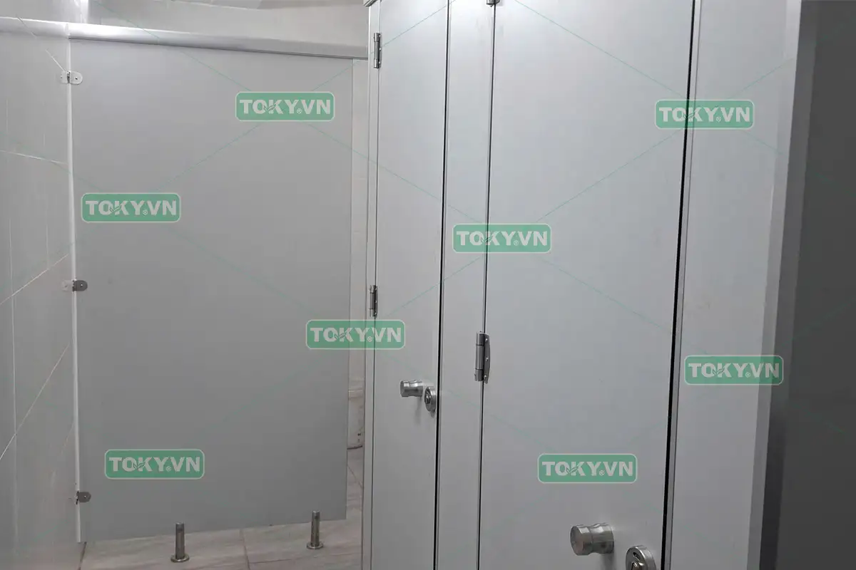 TOKY hoàn thiện dự án vách ngăn vệ sinh Compact tại trường Quốc Tế – Hà Đông