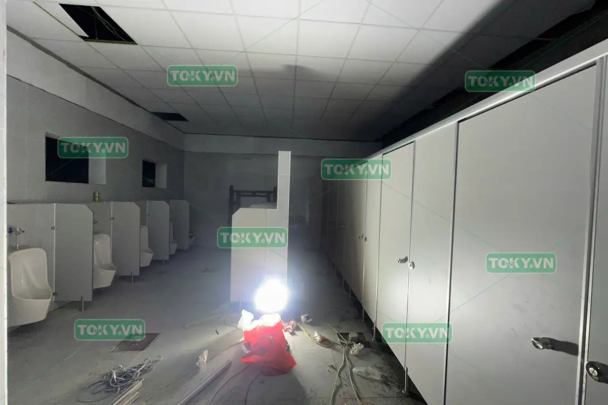 Hoàn thiện thi công vách ngăn nhà vệ sinh tại nhà máy KCN Thụy Vân