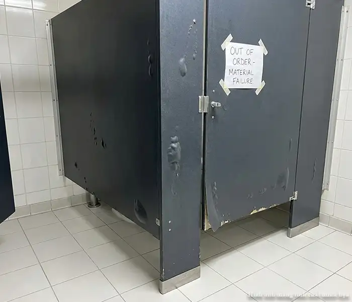 Lõi vách ngăn vệ sinh compact giá rẻ bị phồng rộp và bục nát do ngấm nước