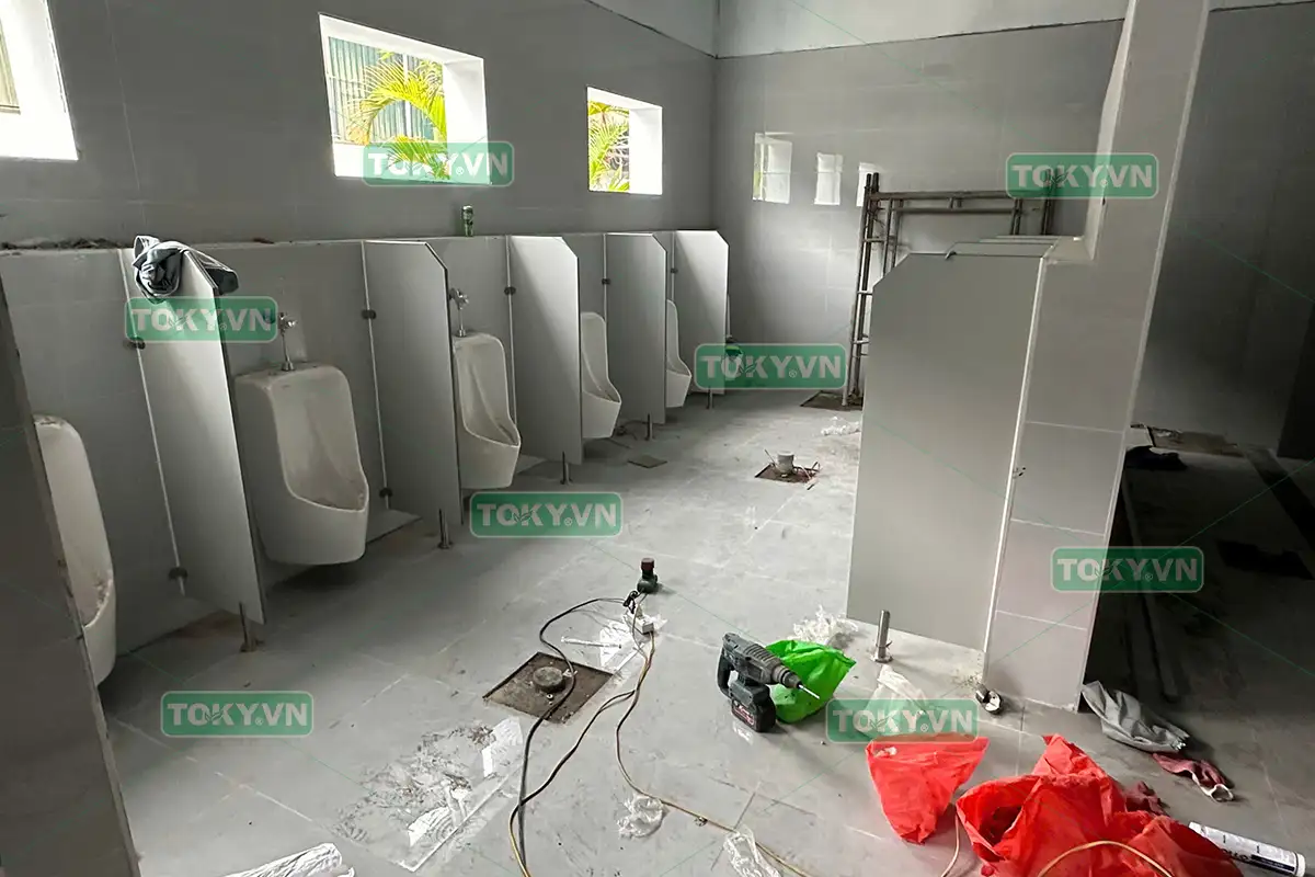 TOKY hoàn thiện 100m2 thi công vách ngăn vệ sinh tại nhà máy KCN Thụy Vân