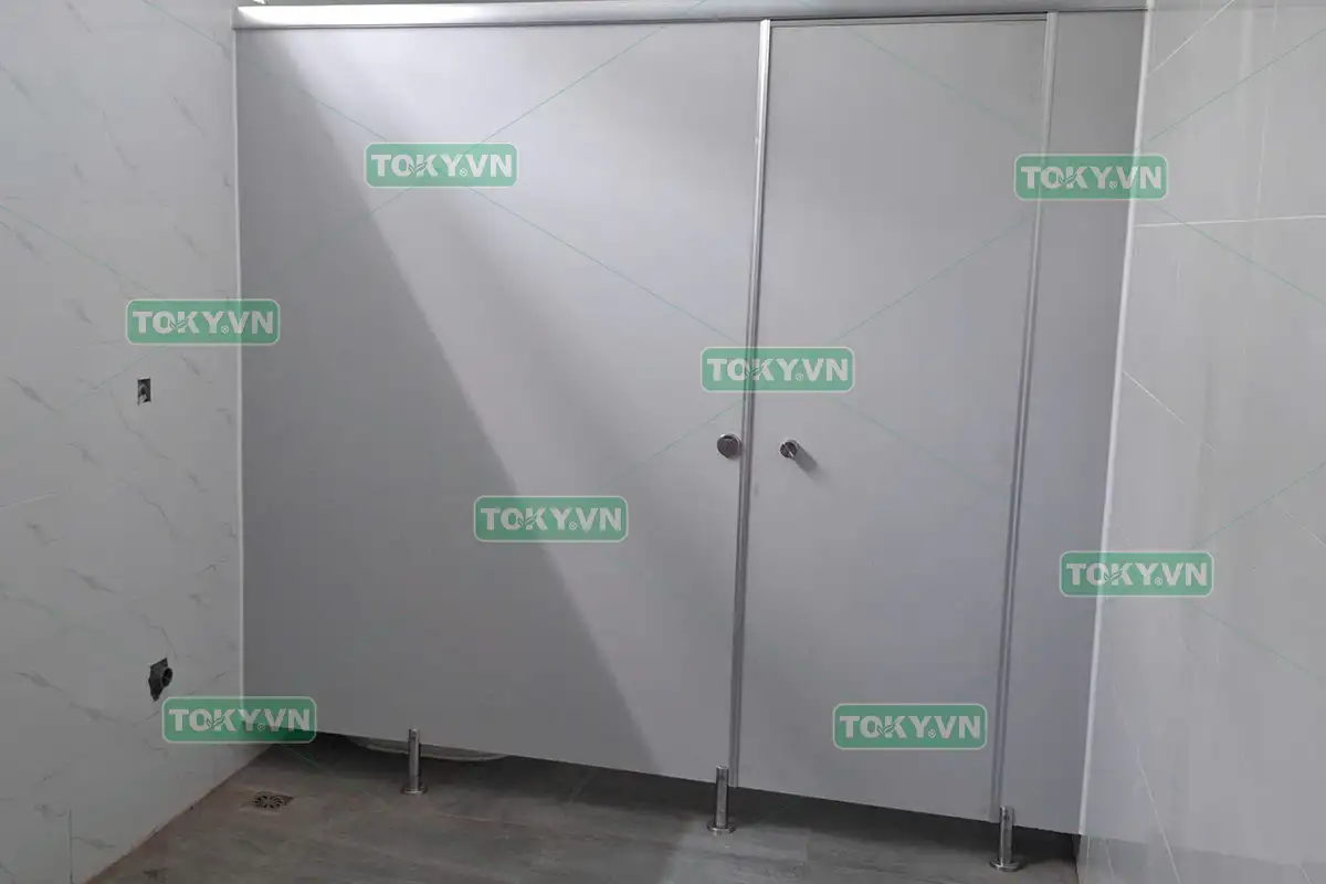 TOKY hoàn thiện dự án vách ngăn vệ sinh Compact tại trường Quốc Tế – Hà Đông