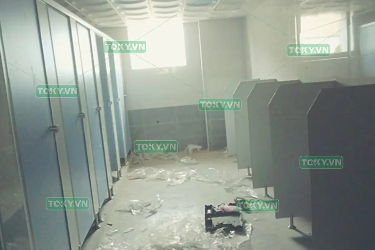 1000m2 thi công vách ngăn vệ sinh compact nhà máy Em-Tech Nghệ An