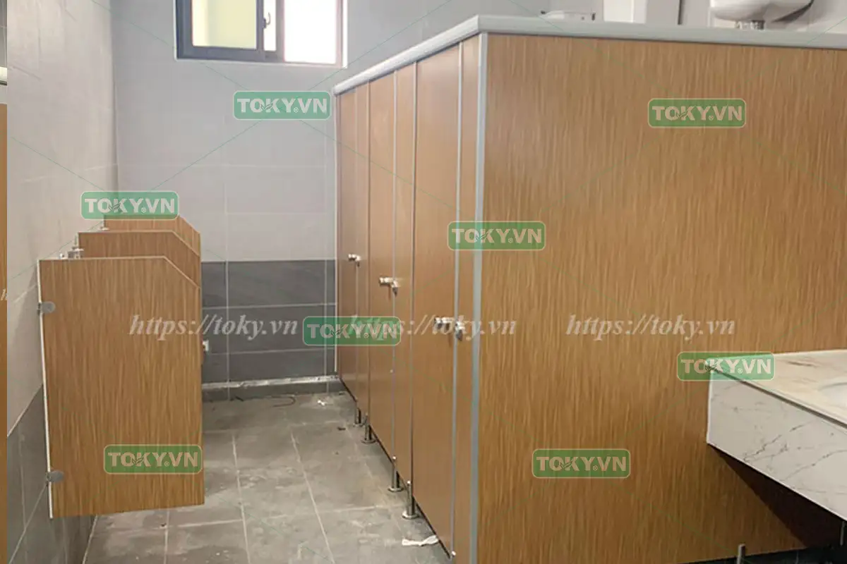 700m2 thi công vách ngăn vệ sinh Compact tại bệnh viện đa khoa Hoàng Việt