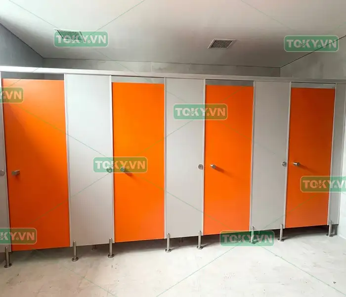 Tại sao báo giá và quy trình thi công vách ngăn vệ sinh Compact 12mm của Toky luôn tối ưu nhất cho dự án?