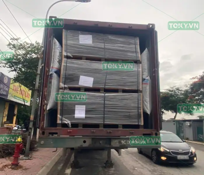 Tổng kho Toky cập bến 100 tấn tấm Compact phục vụ dự án
