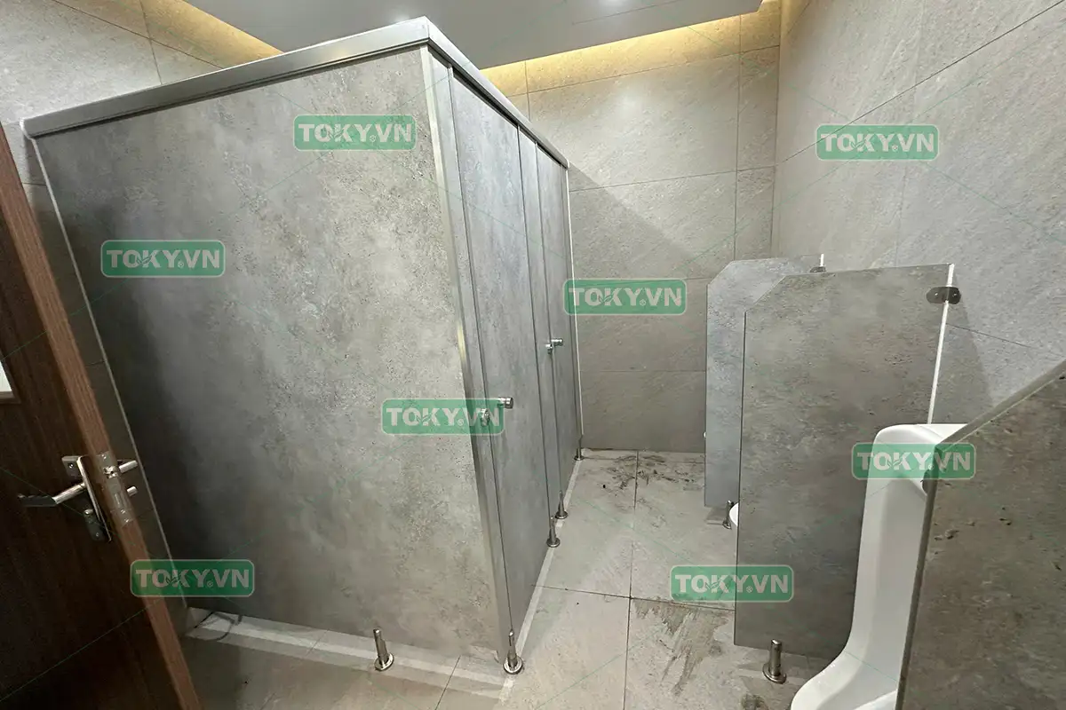 Toky thi công vách ngăn vệ sinh đợt 2 tại Tòa nhà Golden Place