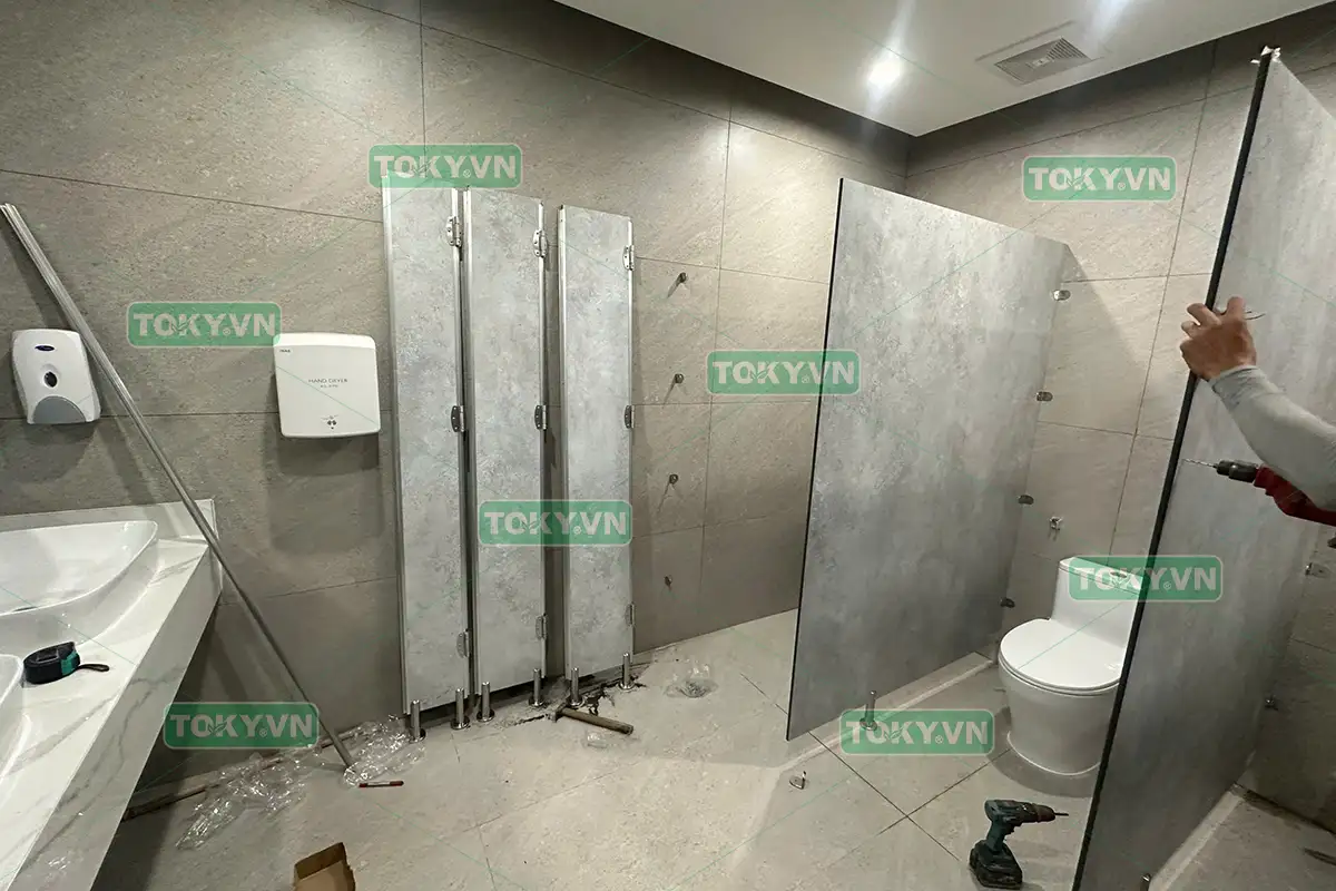 Toky thi công vách ngăn vệ sinh đợt 2 tại Tòa nhà Golden Place