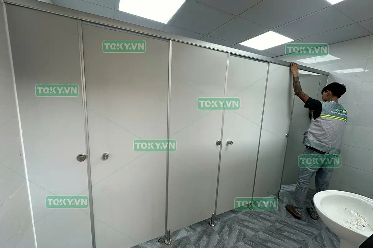 Thi công vách ngăn vệ sinh Compact Tại Nhà Văn Hóa và UBND Trí Quả, Bắc Ninh