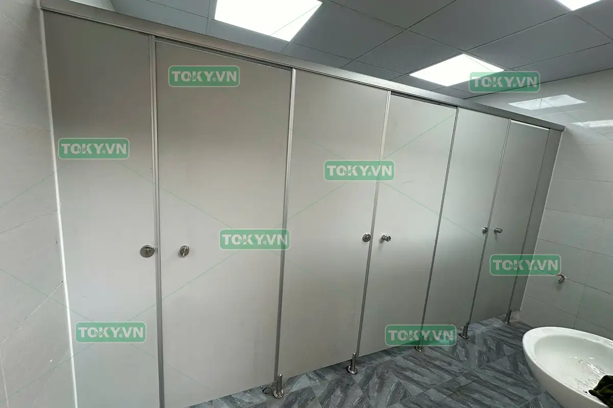 Thi công vách ngăn vệ sinh Compact Tại Nhà Văn Hóa và UBND Trí Quả, Bắc Ninh