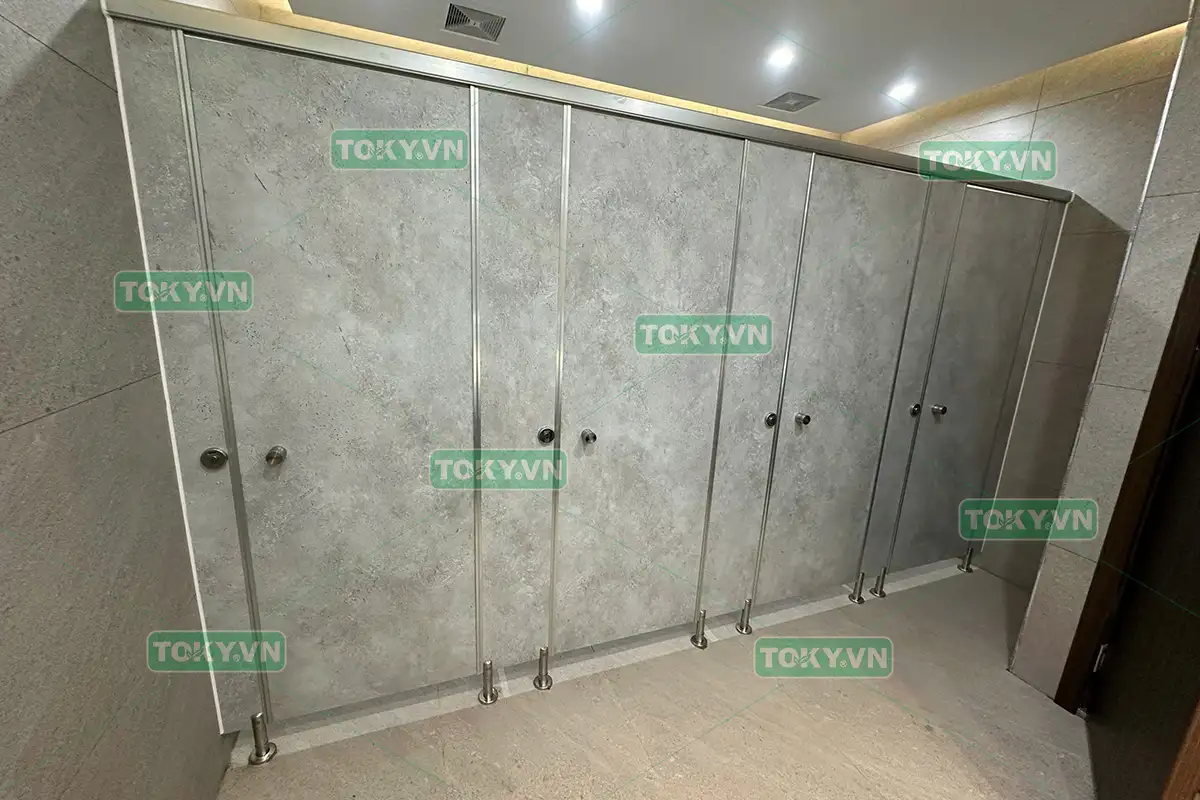 Toky thi công vách ngăn vệ sinh đợt 2 tại Tòa nhà Golden Place