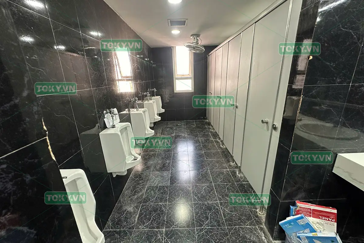 Toky hoàn thành 50m2 thi công vách ngăn vệ sinh tòa nhà Hancorp
