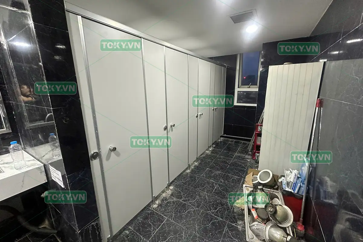 Toky hoàn thành 50m2 thi công vách ngăn vệ sinh tòa nhà Hancorp