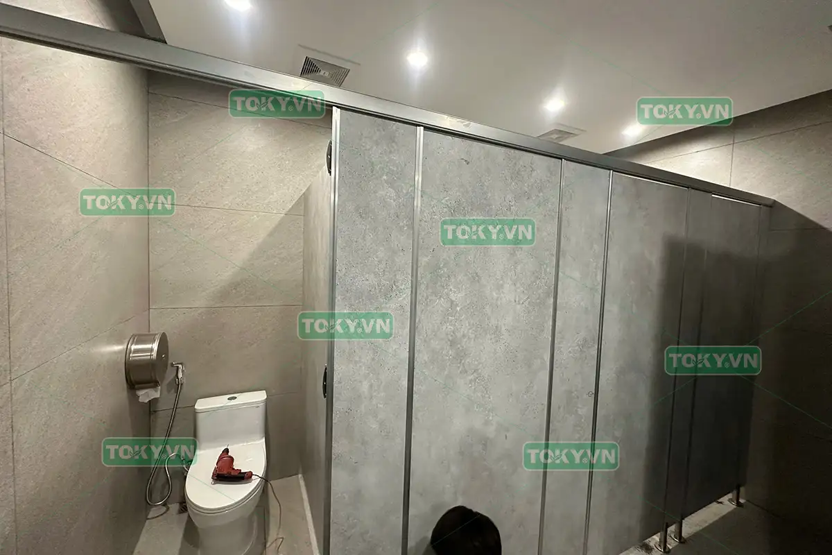 Toky thi công vách ngăn vệ sinh đợt 2 tại Tòa nhà Golden Place