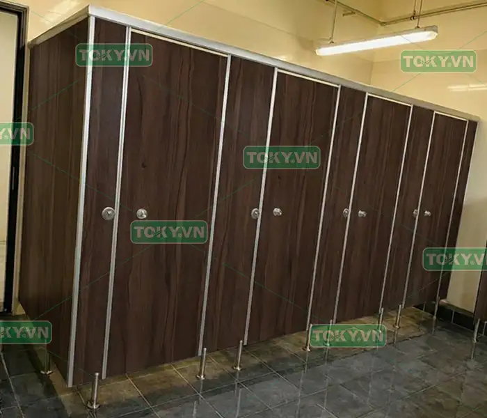 Liên hệ nhận báo giá vách ngăn vệ sinh Compact màu vân gỗ tối ưu chi phí