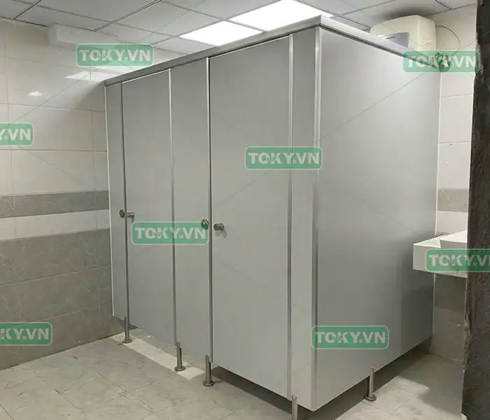 Khắc phục vách ngăn vệ sinh sau bão - giải pháp sửa chữa tối ưu chi phí 1 Khắc phục vách ngăn vệ sinh sau bão - giải pháp sửa chữa tối ưu chi phí