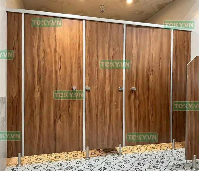Thi công tấm compact màu vân gỗ - xu hướng cho không gian wc sang trọng 5 Toky - Tổng thầu cung cấp và thi công tấm compact màu vân gỗ uy tín tại Hà Nội và toàn quốc