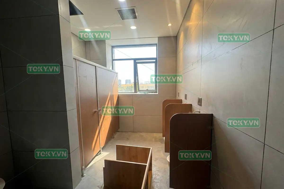 Toky hoàn thành 30m2 thi công vách ngăn vệ sinh tại tòa nhà The Light