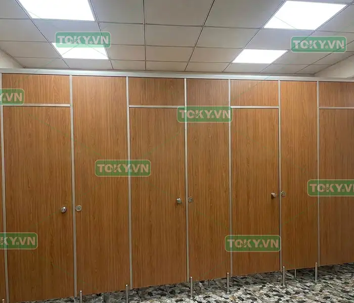 Tại sao hệ thống vách ngăn vệ sinh Compact màu vân gỗ tại Toky được ưa chuộng?