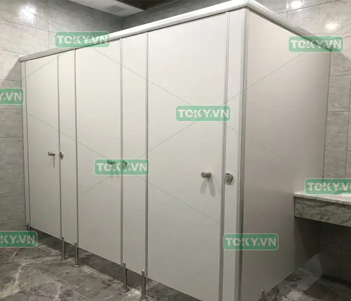 10 sai lầm khi thi công vách ngăn vệ sinh Compact cần tránh 4 Vệ sinh vách ngăn vệ sinh Compact thường xuyên