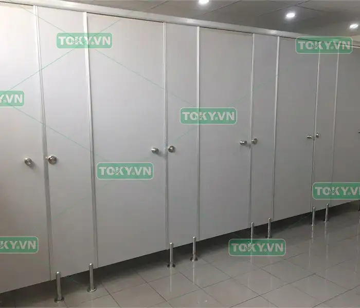 Vách Compact làm nhà vệ sinh HPL có thực sự đắt? 2 Yếu tố ảnh hưởng đến chi phí thi công vách Compact làm nhà vệ sinh