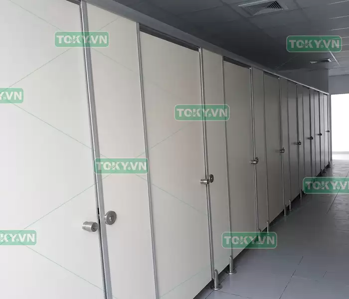 Bài toán tối ưu chi phí và tiến độ cho dự án thi công vách ngăn vệ sinh compact quy mô lớn