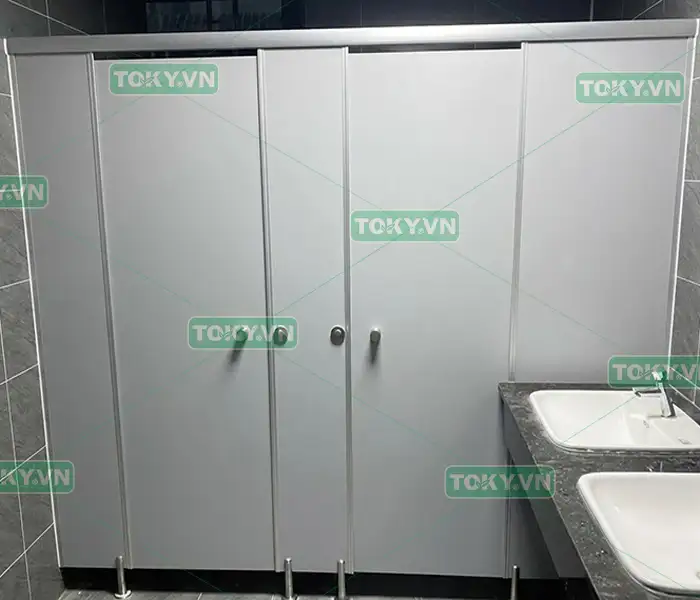 Đầu tư vách Compact cho tòa nhà văn phòng có đắt không? 4 Báo giá thi công vách ngăn vệ sinh Compact cho văn phòng phụ thuộc yếu tố nào?