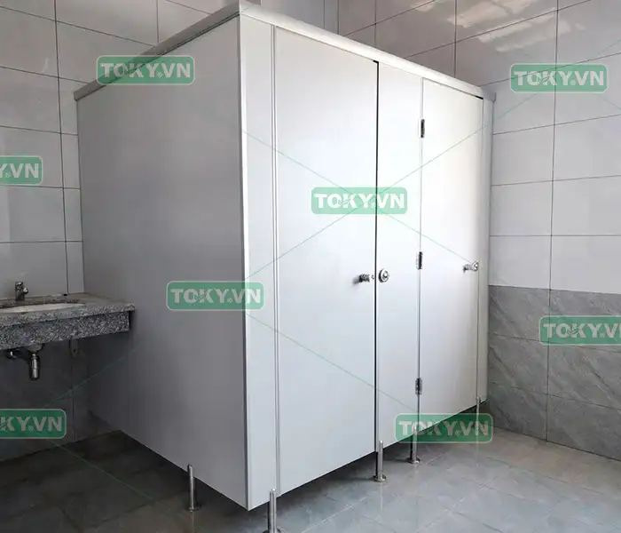 Bí quyết thi công vách ngăn vệ sinh Compact bằng nhôm u tường phẳng đẹp 3 Bí quyết đạt độ phẳng đẹp tối đa khi lắp đặt vách ngăn vệ sinh Compact bằng nhôm u tường